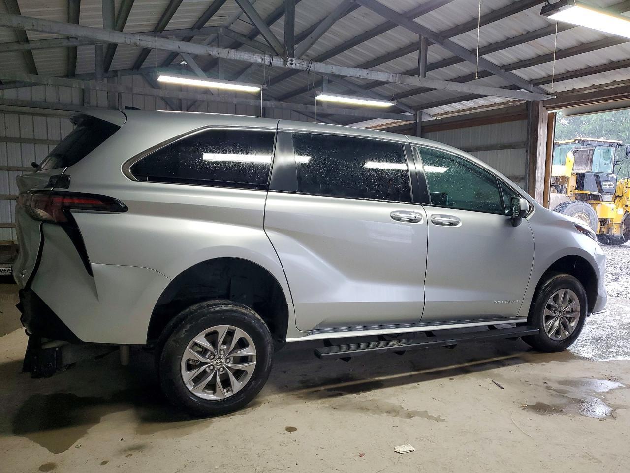 2024 Toyota Sienna Le 8-Passenger - Image 3