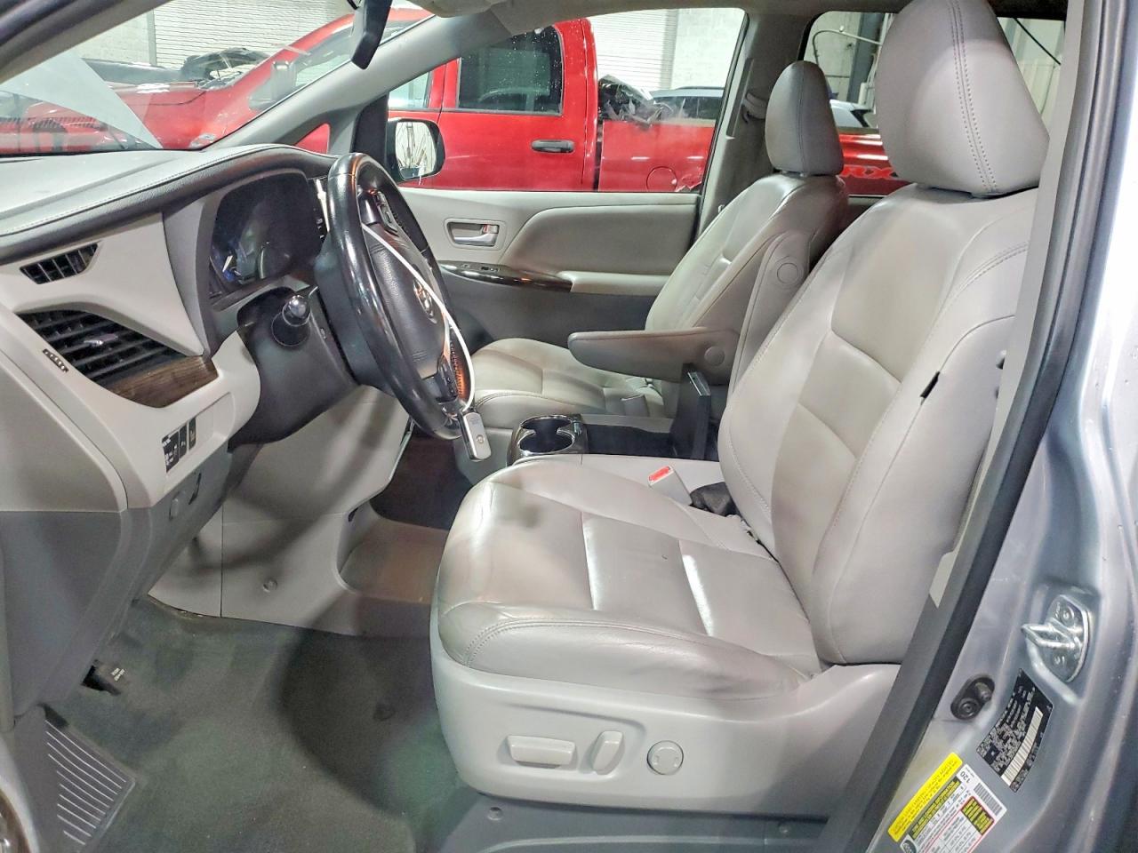 2015 Toyota Sienna Xle Premium 8-Passenger - Фото 7