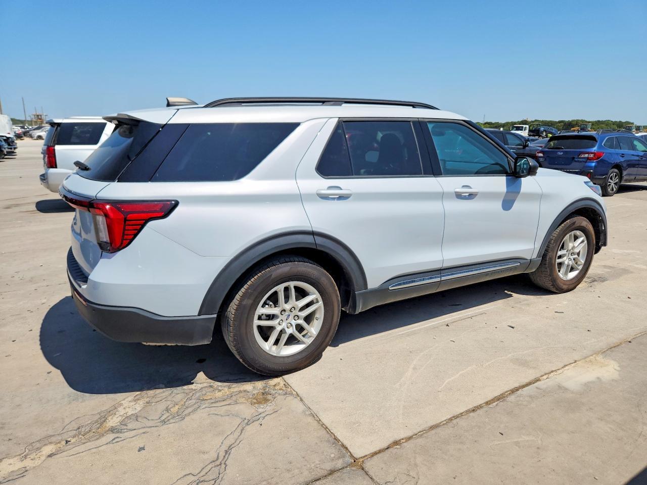 2025 Ford Explorer Active - Фото 3