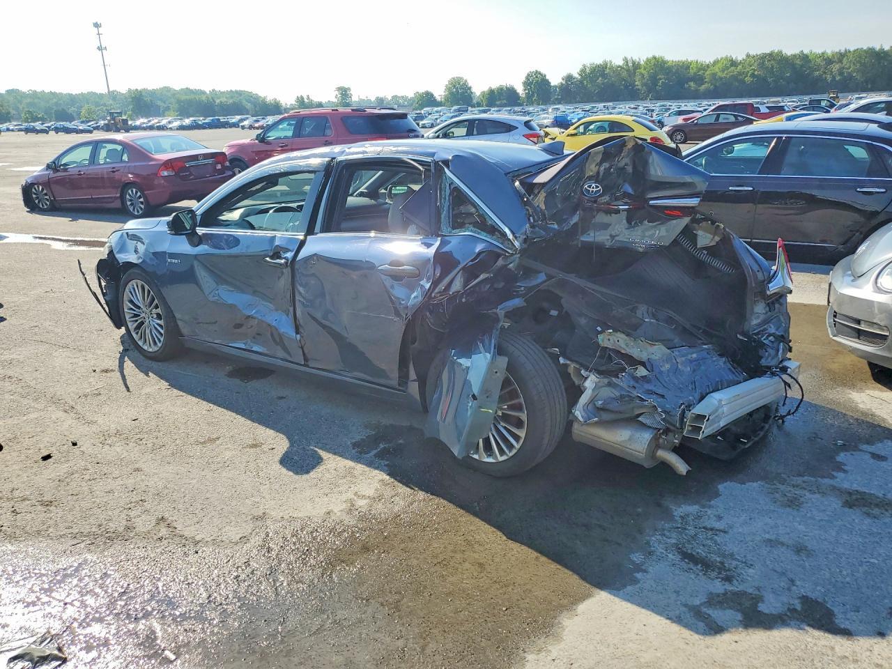 2019 Toyota Avalon Hybrid Limited - Image 2