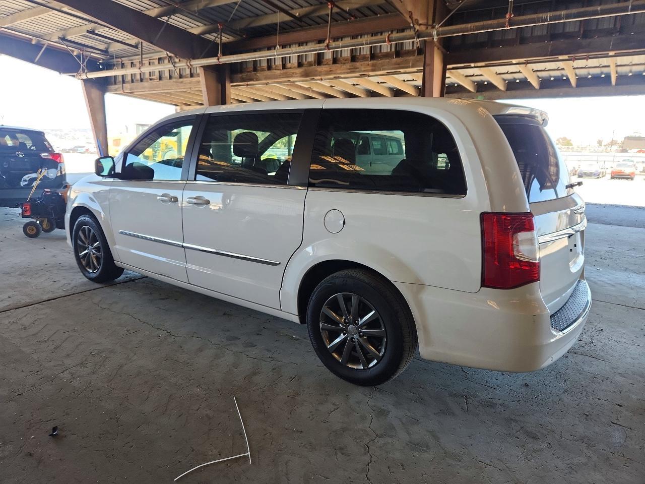 2015 Chrysler Town & Country S - Фото 2