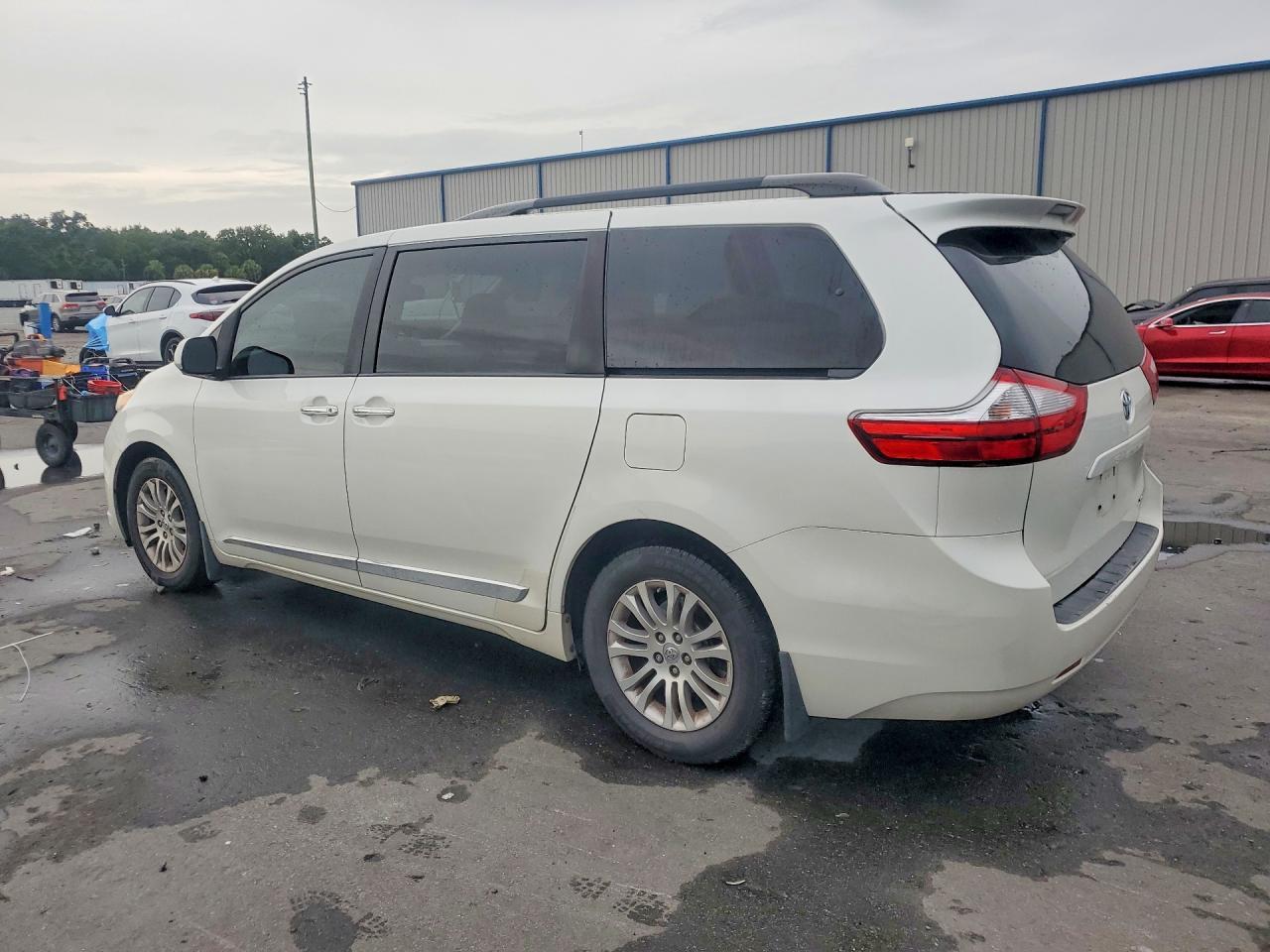 2017 Toyota Sienna Xle 8-Passenger - Фото 2