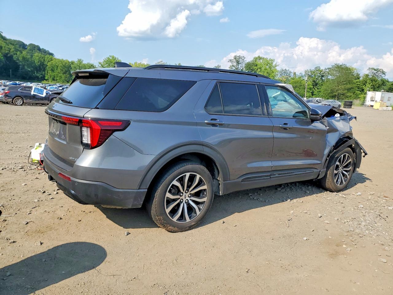 2025 Ford Explorer St-Line - Image 3