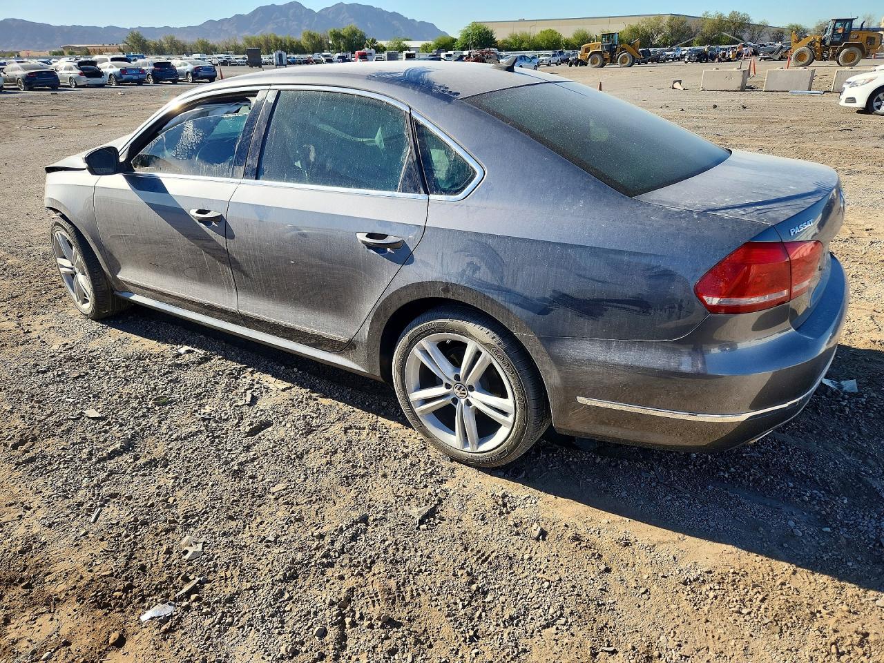 2013 Volkswagen Passat Sel - Фото 2