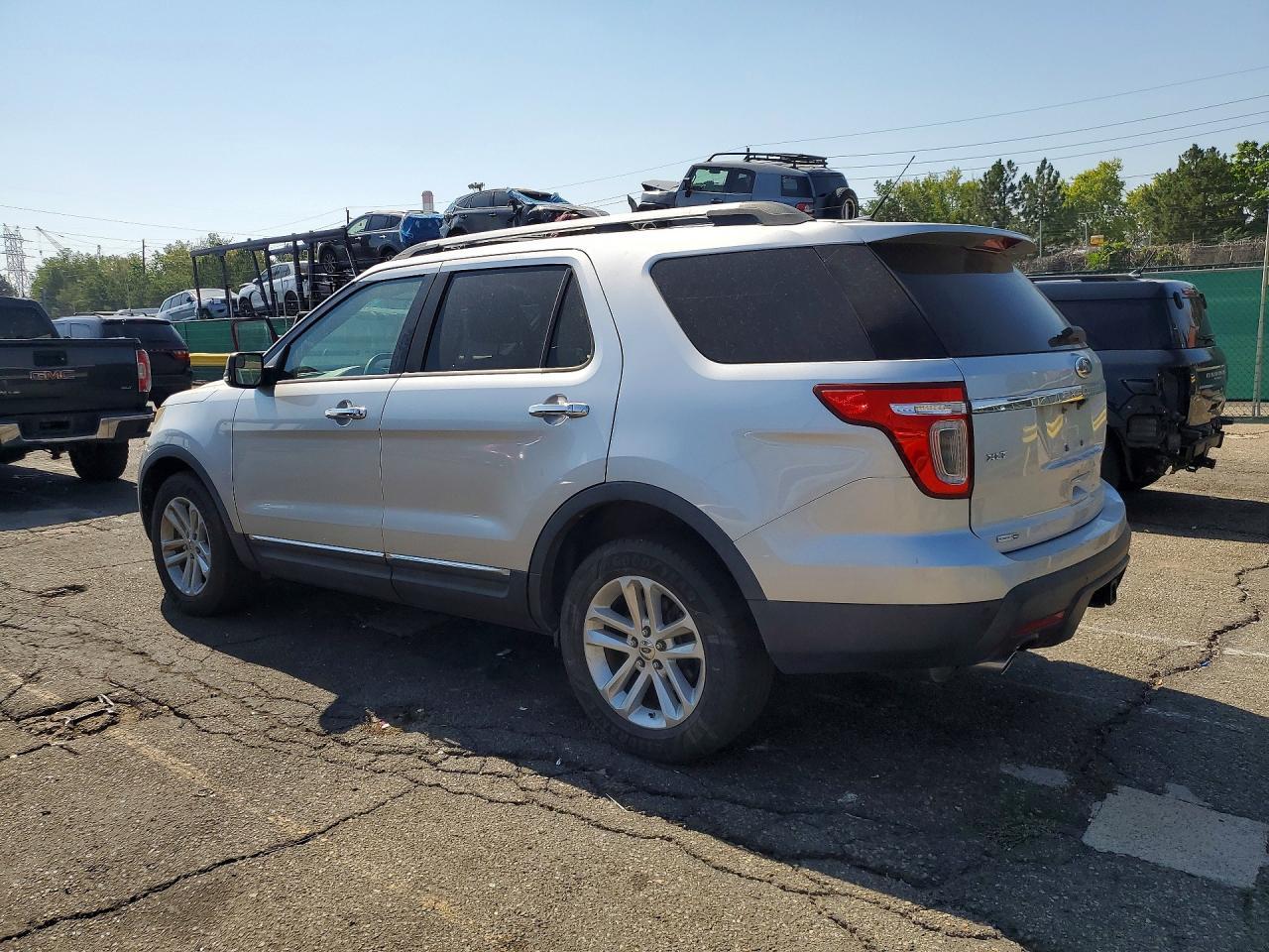 2011 Ford Explorer Xlt - Image 2