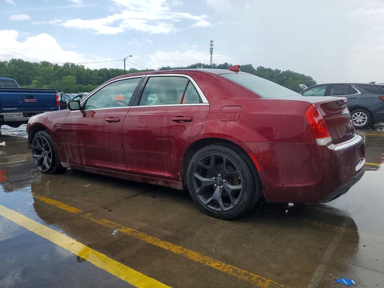 2018 Chrysler 300 Touring - Фото 2