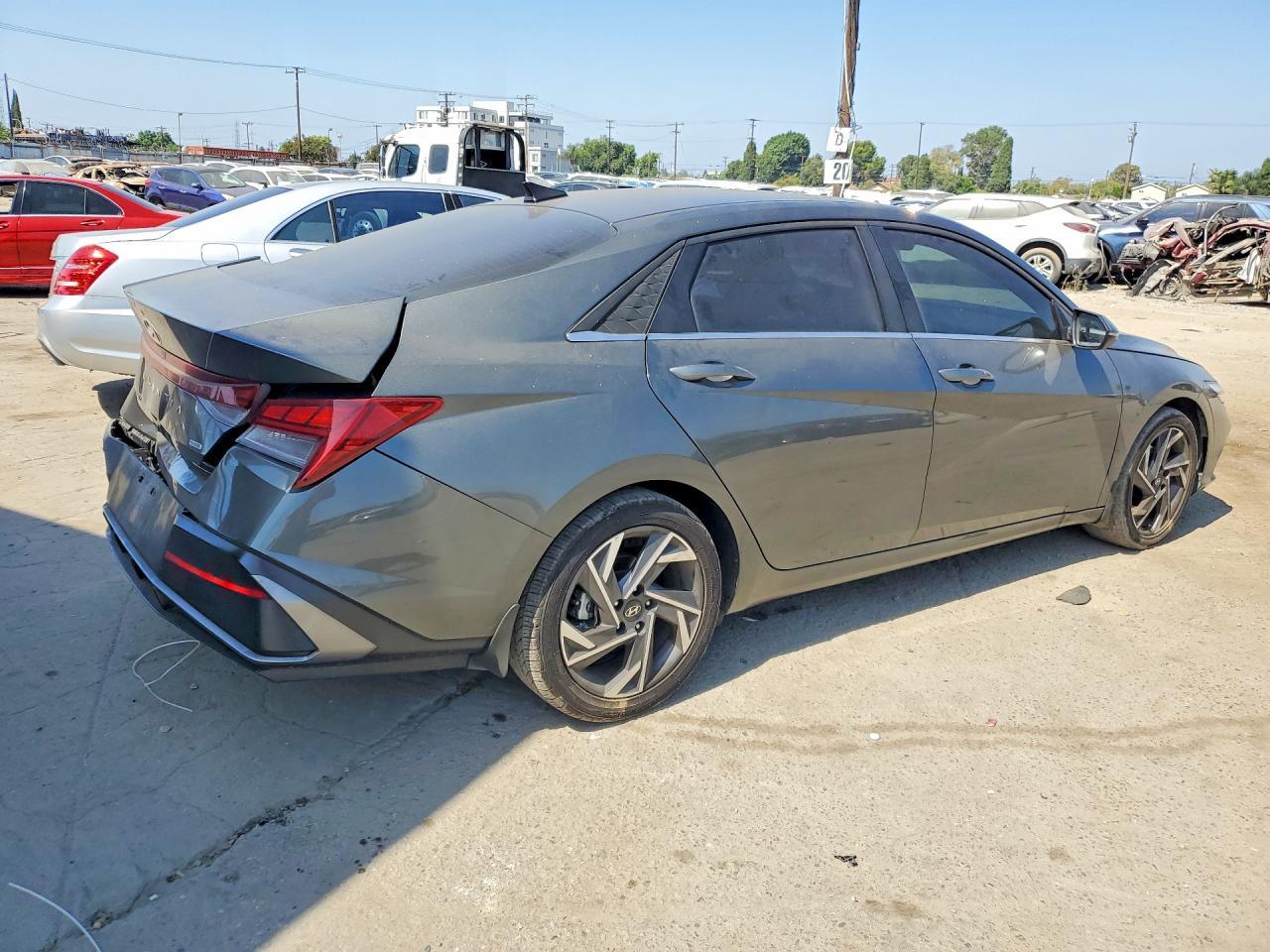 2025 Hyundai Elantra Limited - Фото 3