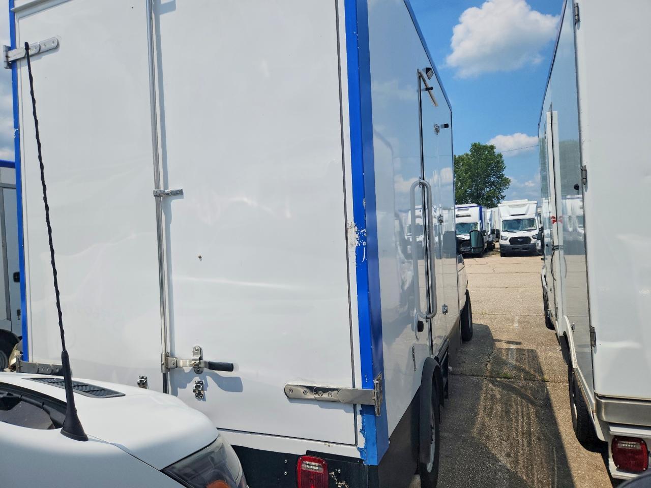 2023 Ford E350 Refrigerated Truck Refrigerated Box Truck - Image 3