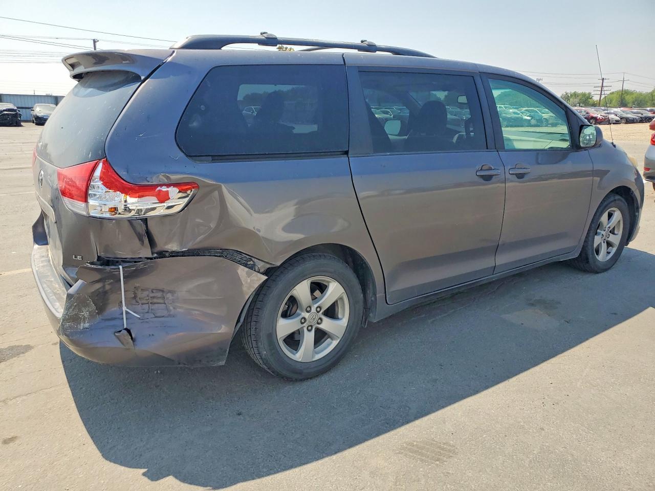2011 Toyota Sienna Le - Фото 3