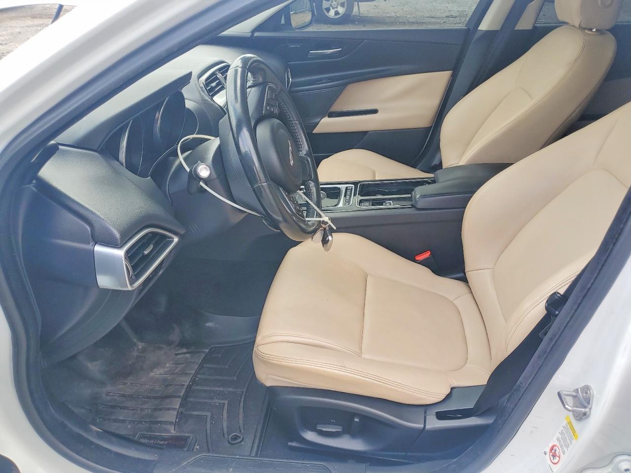 2018 Jaguar Xe Premium - Image 7