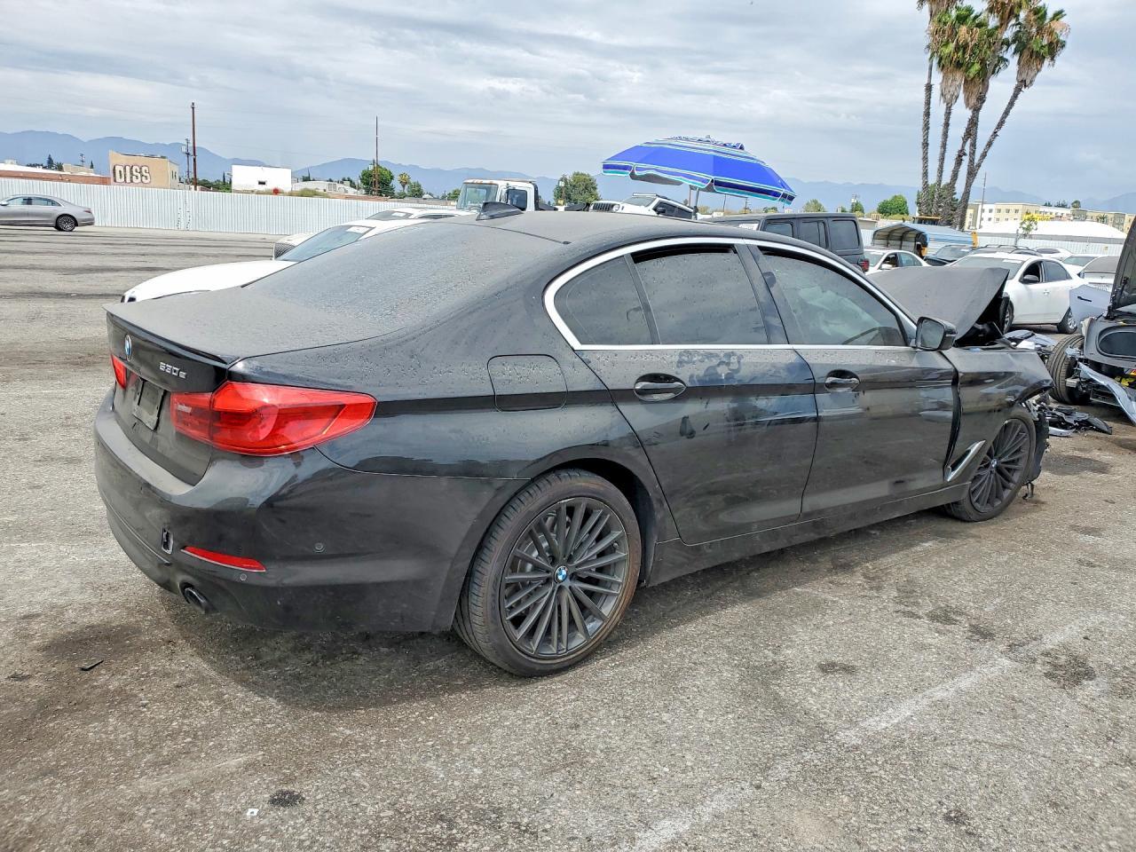 2020 BMW 530E - Фото 3