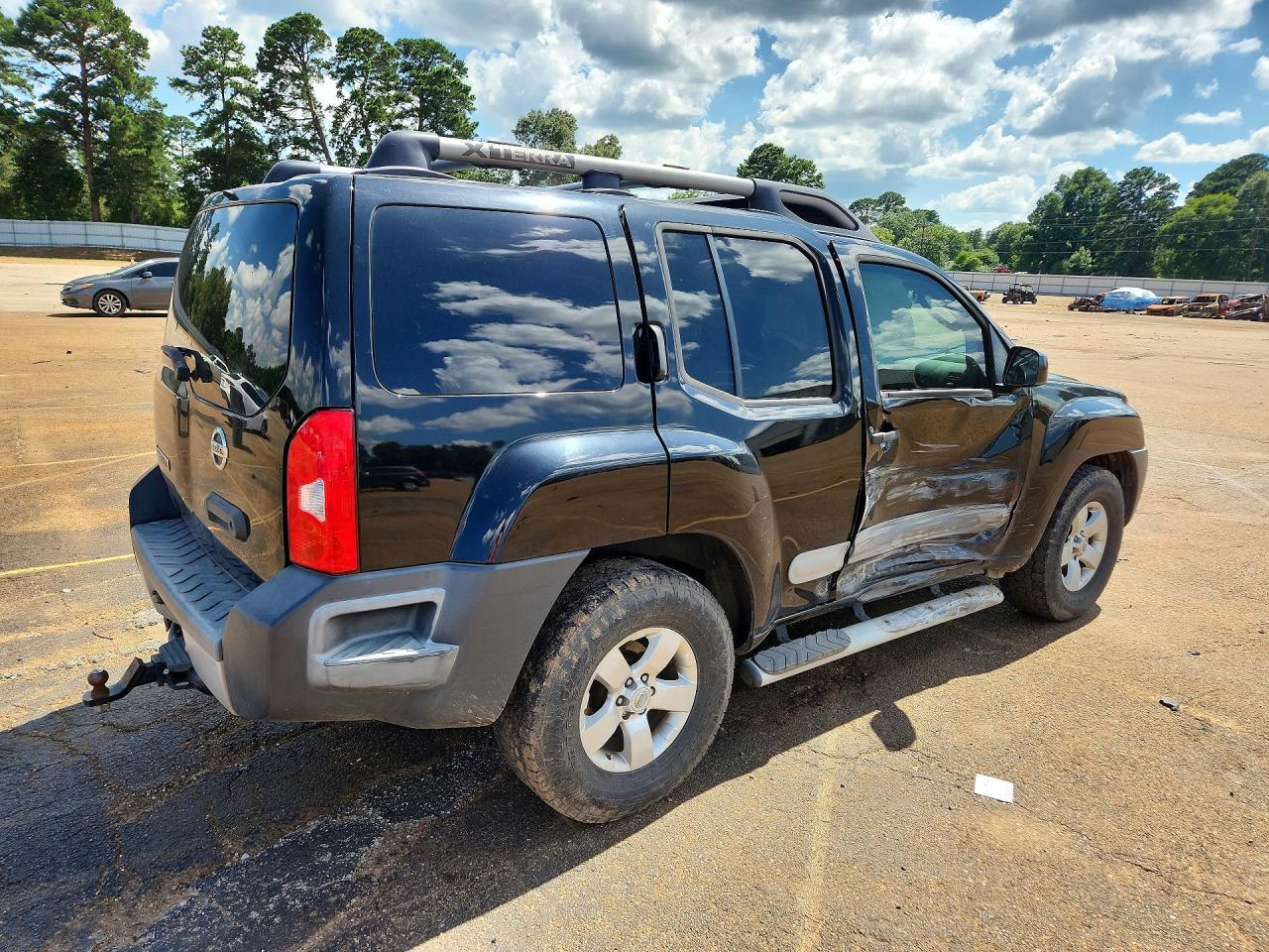 2011 Nissan Xterra X - Image 3