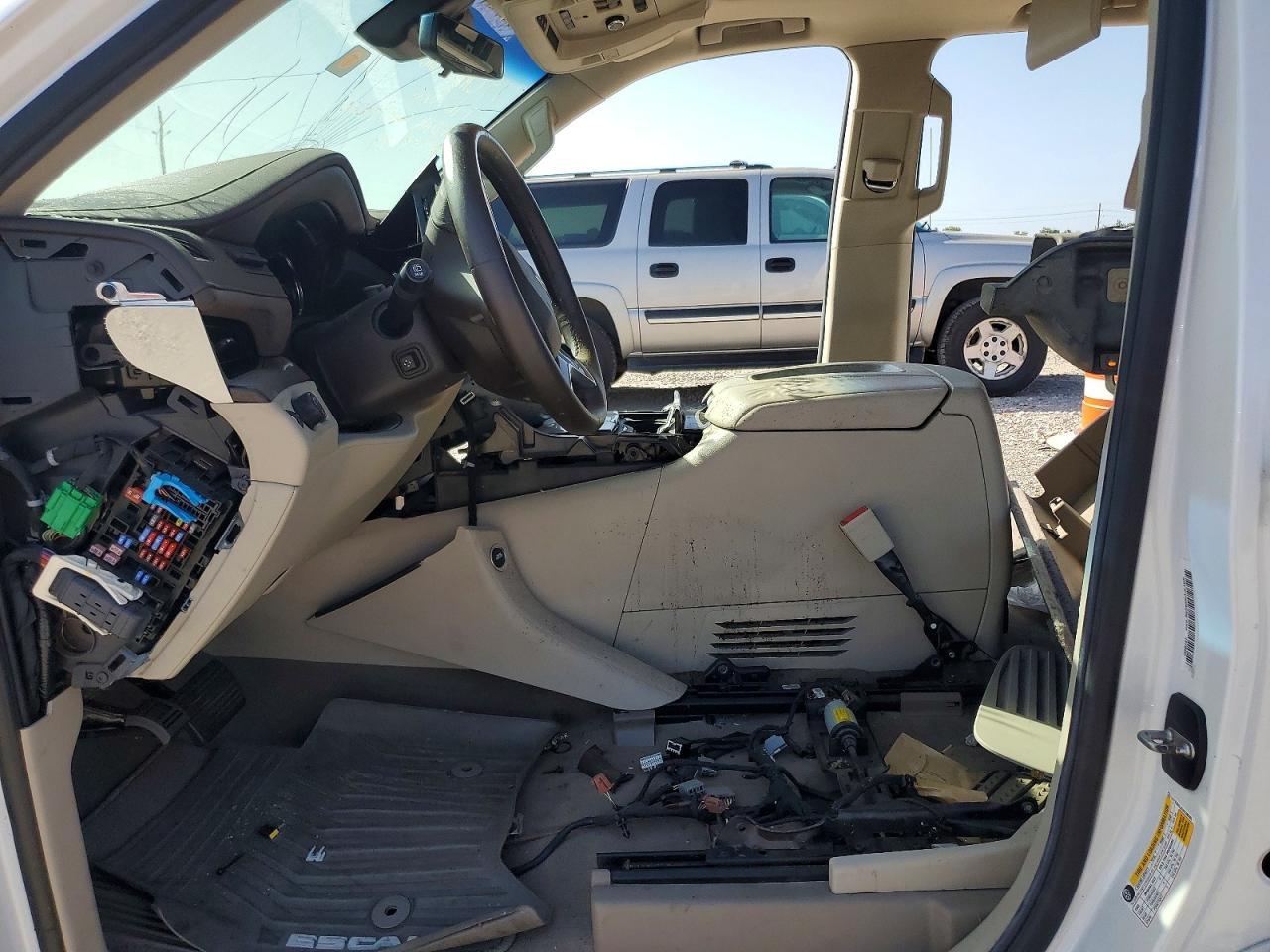 2017 Cadillac Escalade Luxury - Image 7