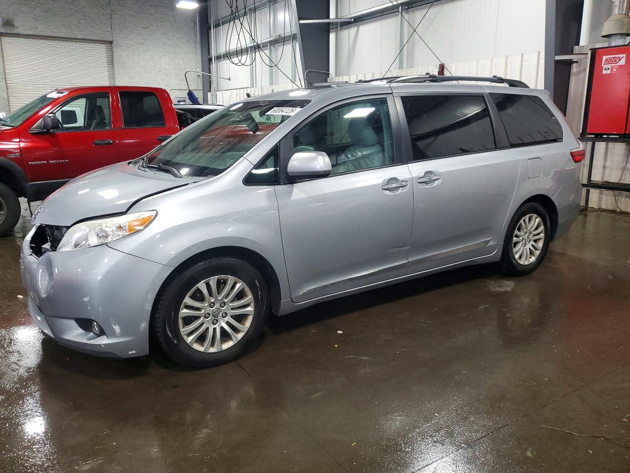 2015 Toyota Sienna Xle Premium 8-Passenger