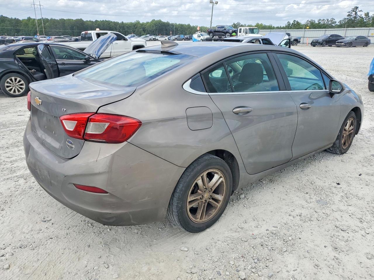 2018 Chevrolet Cruze Lt - Image 3