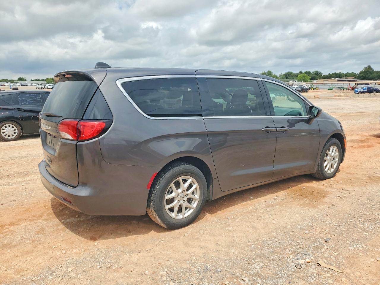 2021 Chrysler Voyager Lx - Фото 3