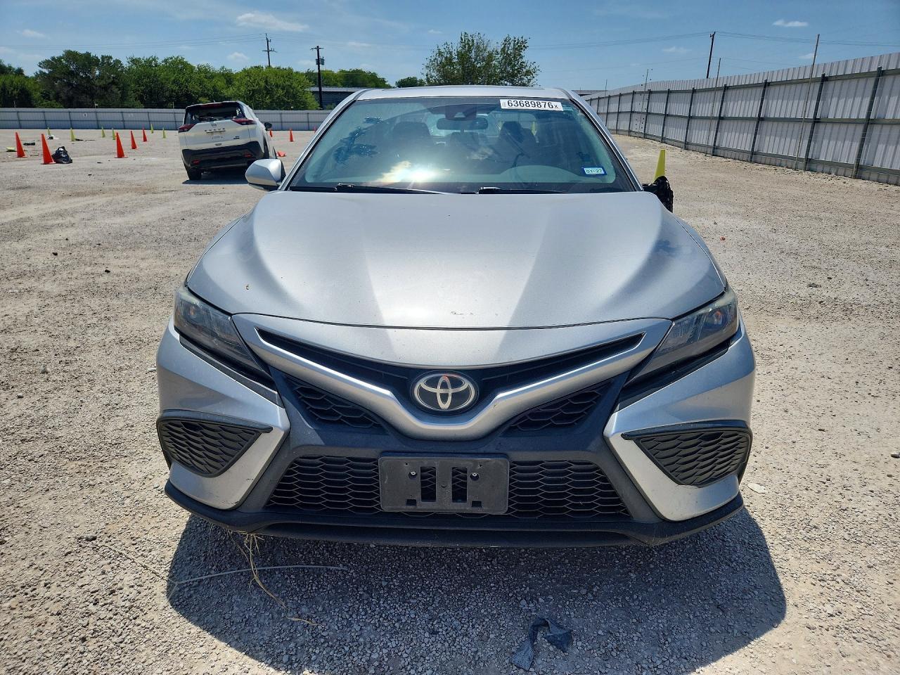 2021 Toyota Camry Se - Фото 5