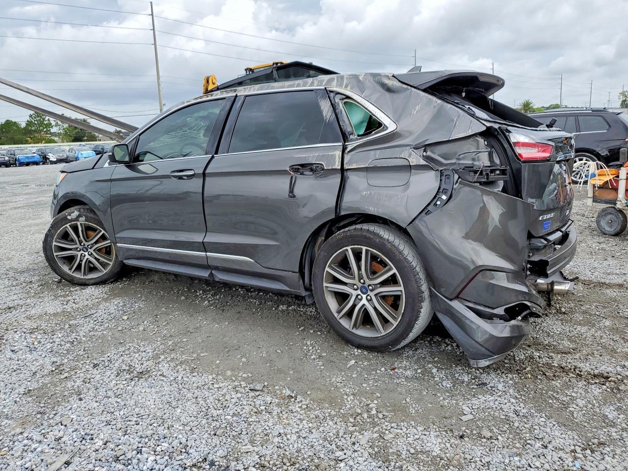 2019 Ford Edge Titanium - Image 2