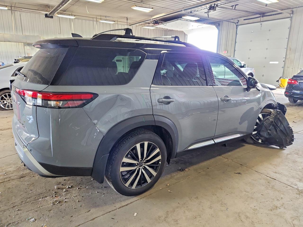 2025 Nissan Pathfinder Platinum - Фото 3