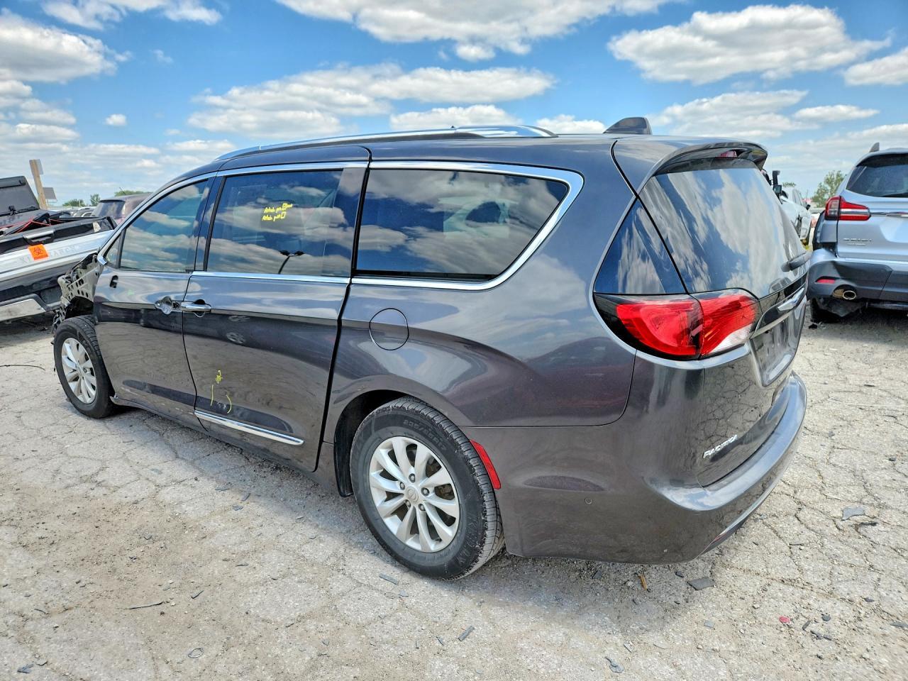 2018 Chrysler Pacifica Touring L - Image 2