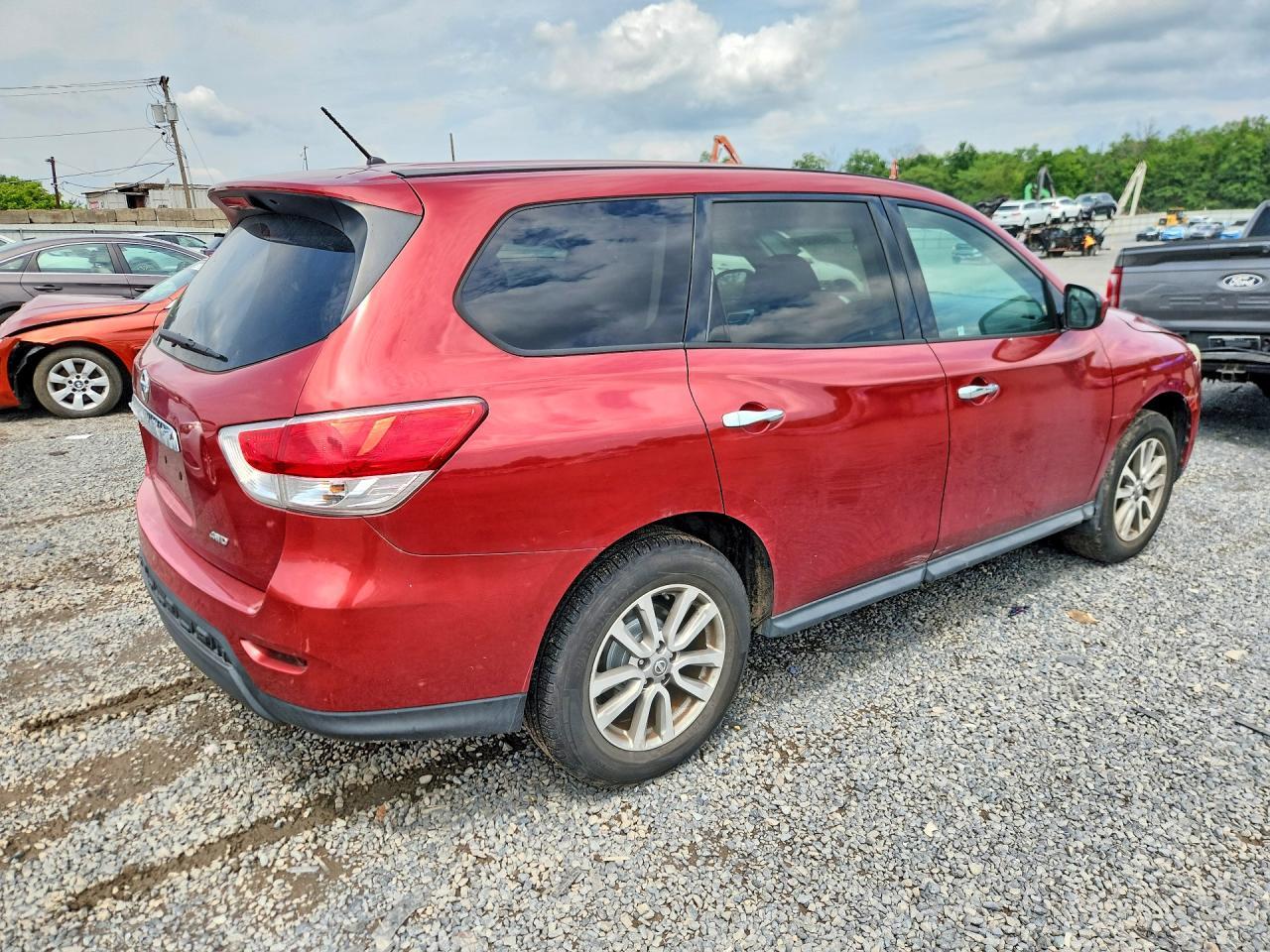 2014 Nissan Pathfinder S - Image 3