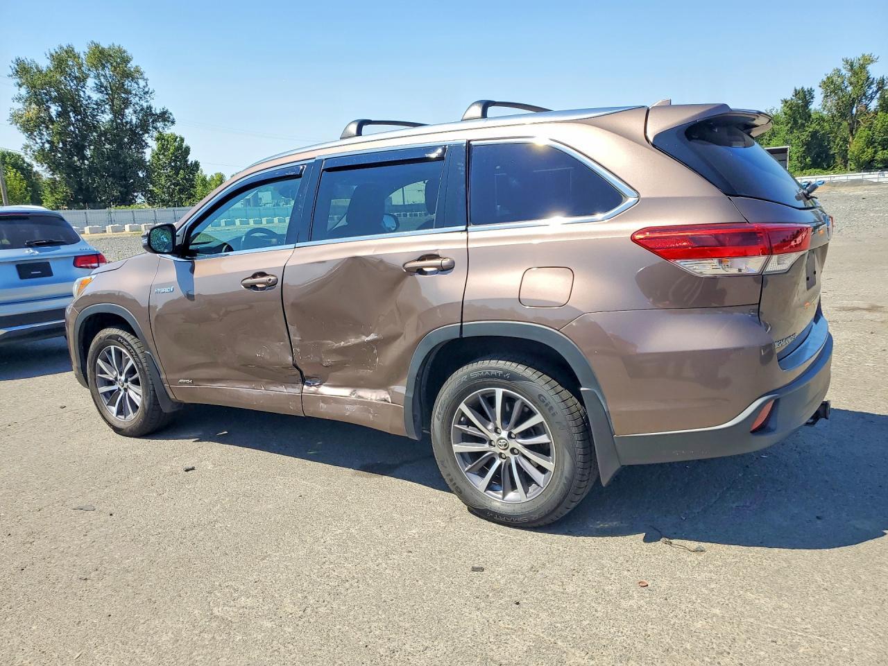 2018 Toyota Highlander Hybrid Xle - Image 2