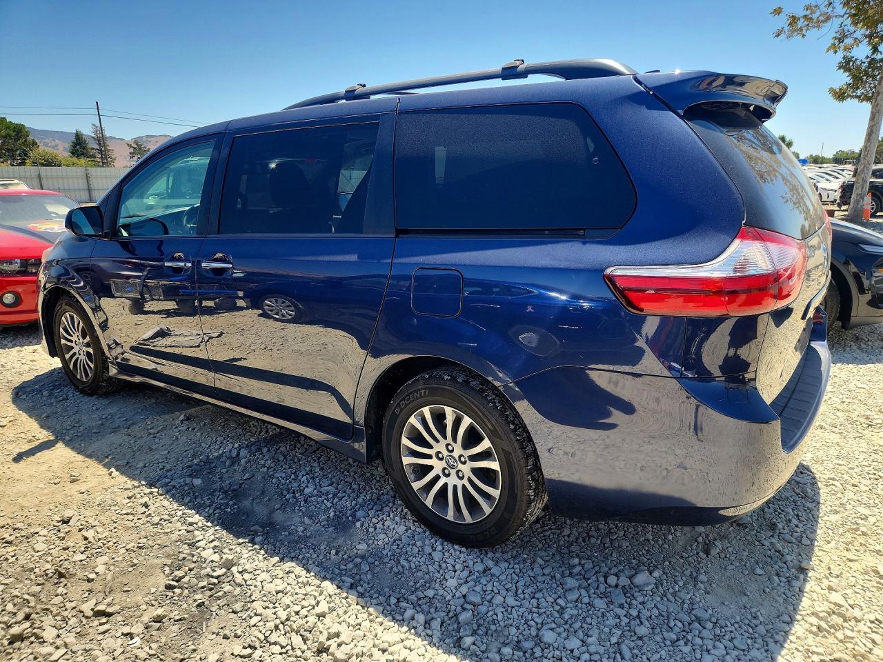 2018 Toyota Sienna Xle 8-Passenger - Фото 2