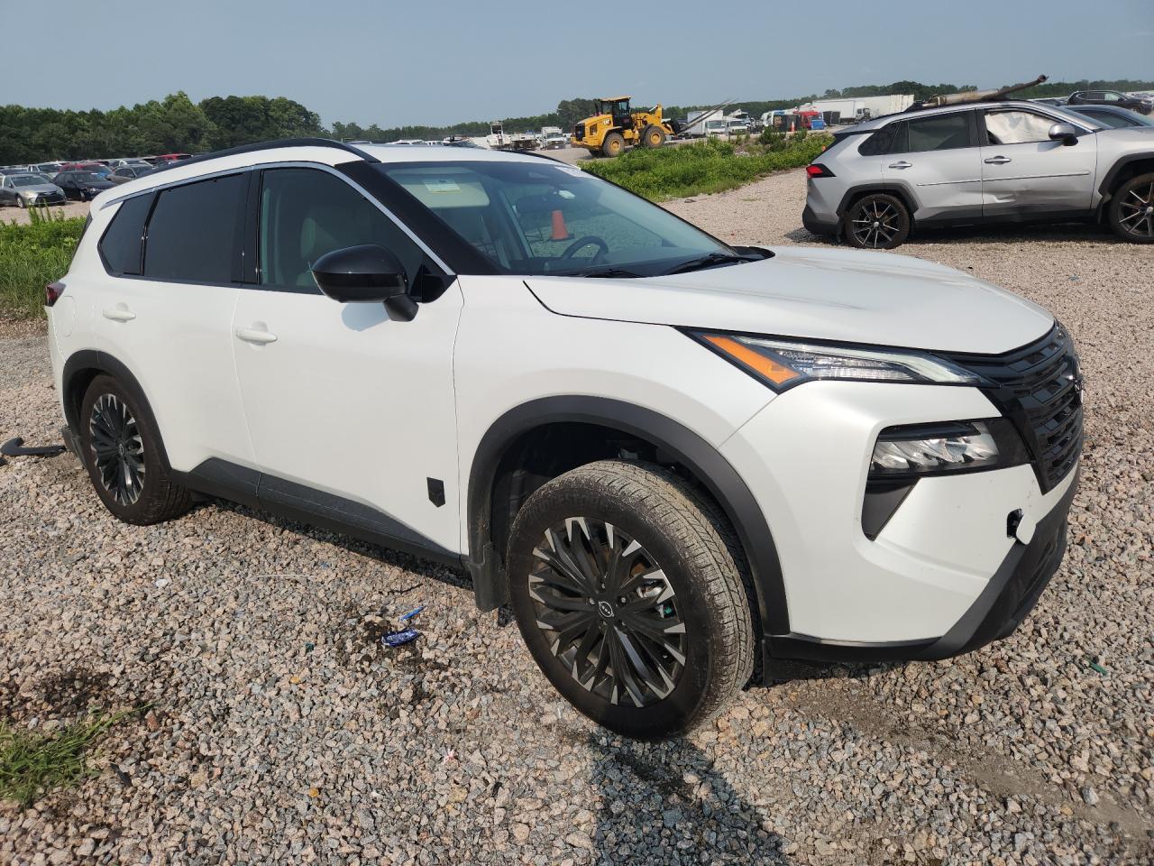 2026 Nissan Rogue Dark Armor - Image 4