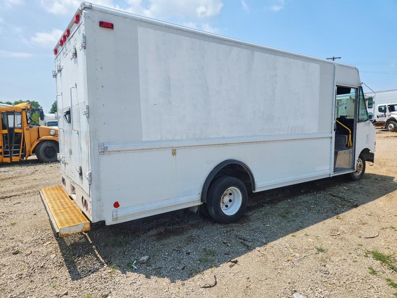 2000 Ford F-59 - Фото 3