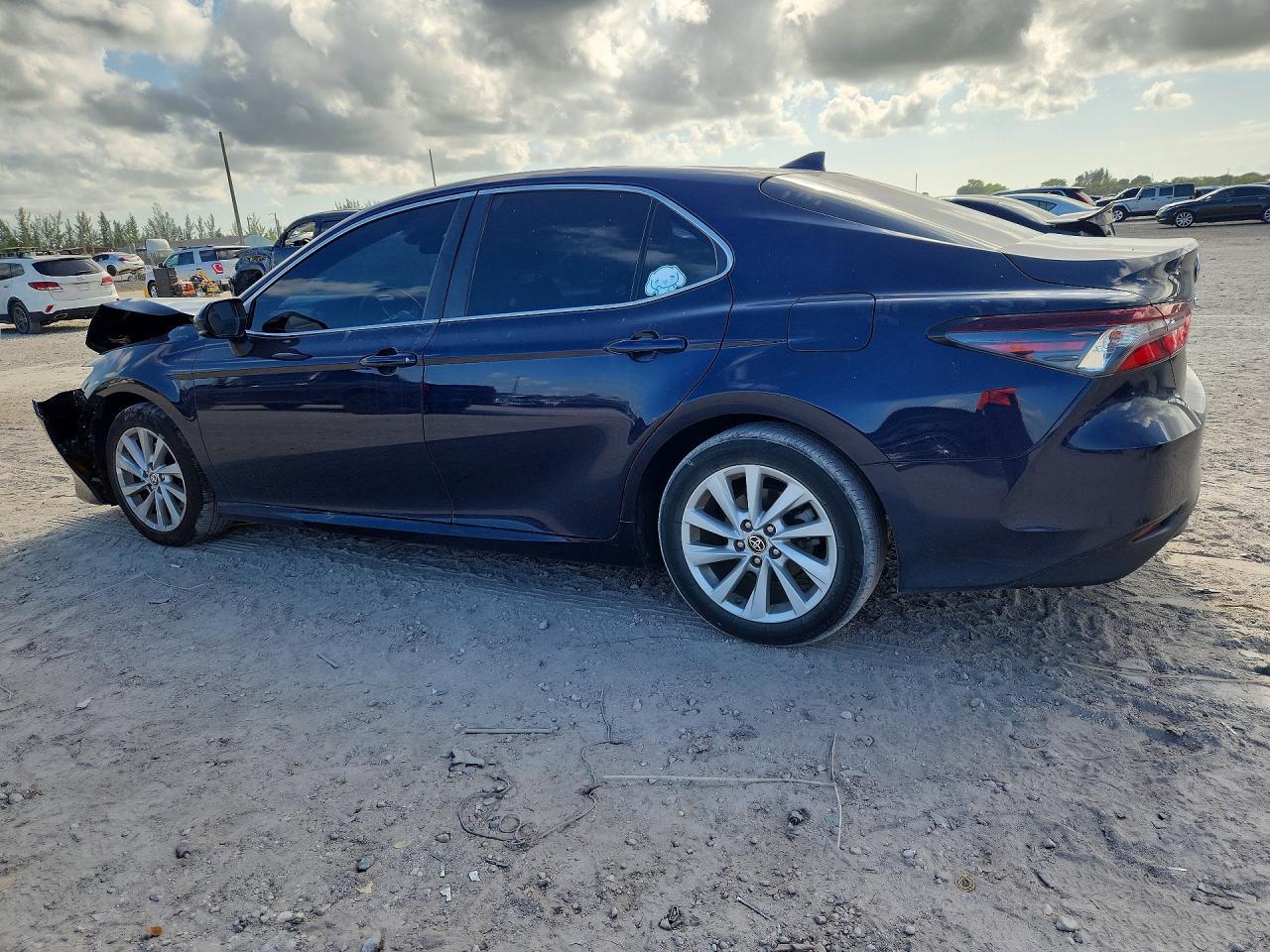 2022 Toyota Camry Le - Фото 2
