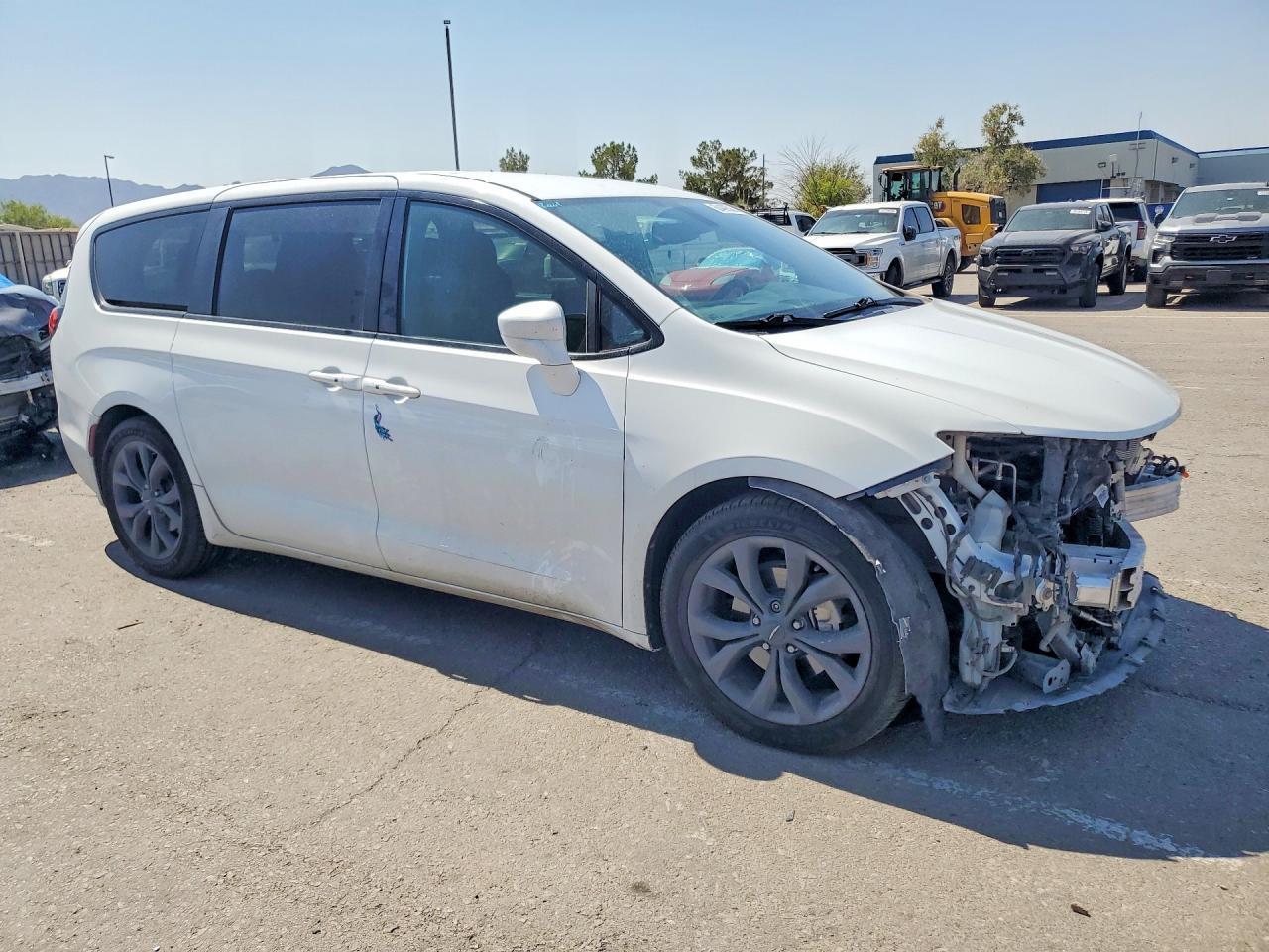 2020 Chrysler Pacifica Touring - Фото 4
