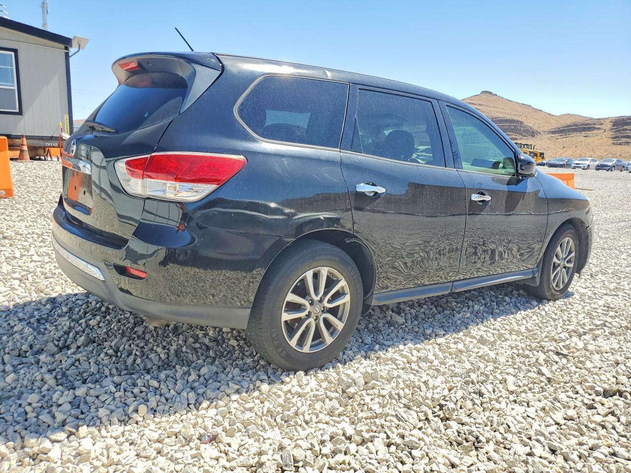 2014 Nissan Pathfinder S - Image 3