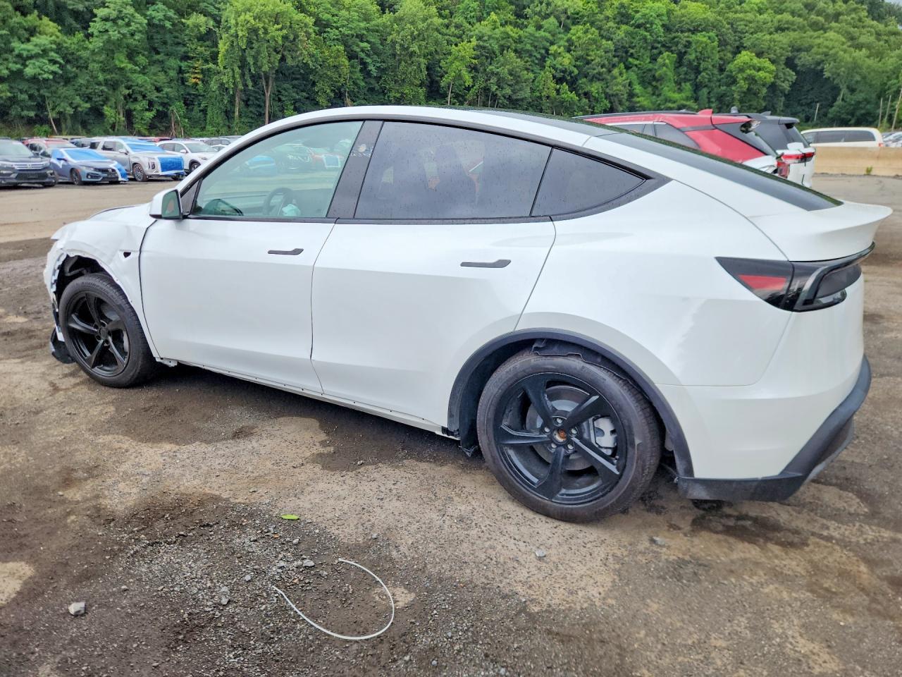 2026 Tesla Model Y - Фото 2