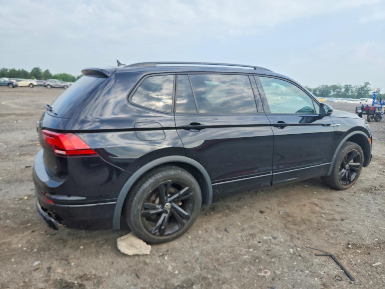 2023 Volkswagen Tiguan Se R-Line Black - Image 3