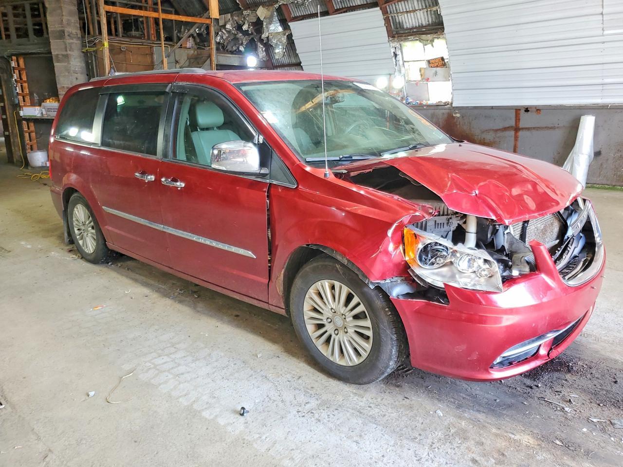 2013 Chrysler Town & Country Touring L - Фото 4