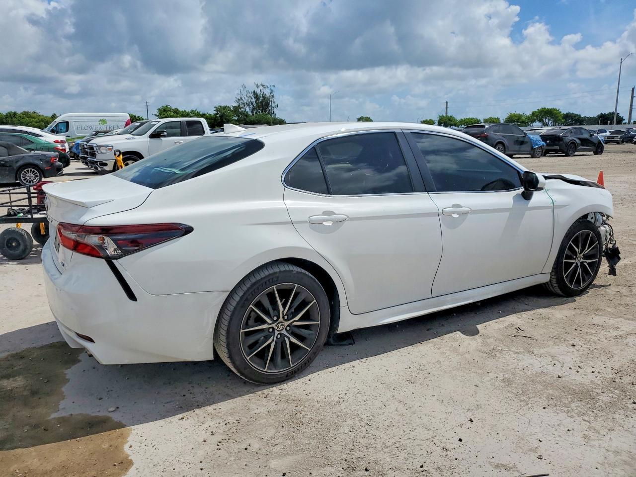 2021 Toyota Camry Se - Image 3