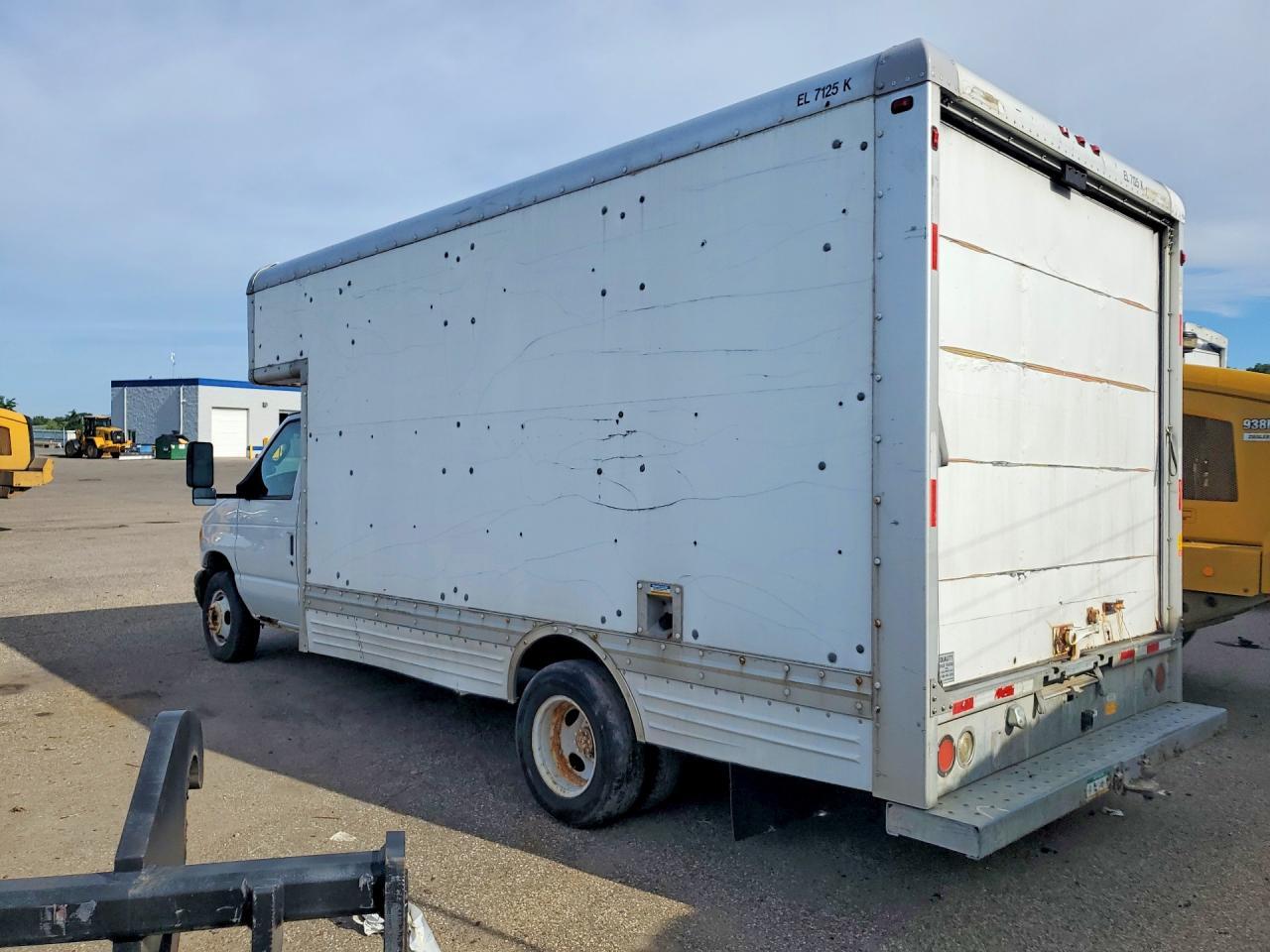 2006 Ford E450 Box Truck - Фото 2