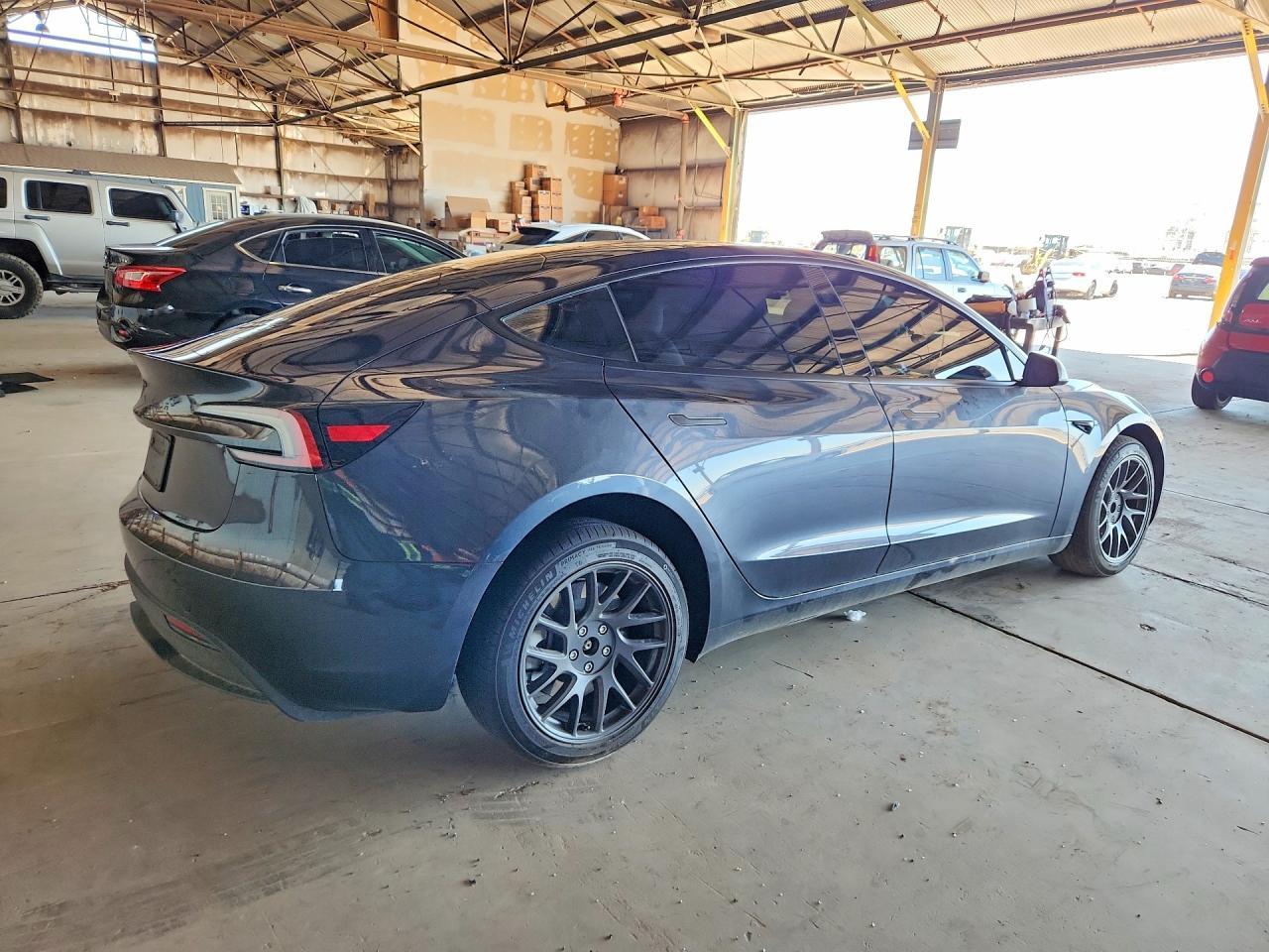 2026 Tesla Model 3 - Фото 3