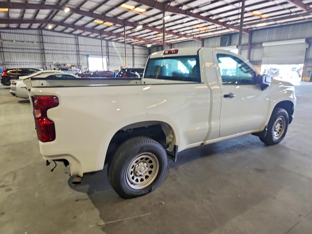2023 Chevrolet Silverado C1500 - Фото 3