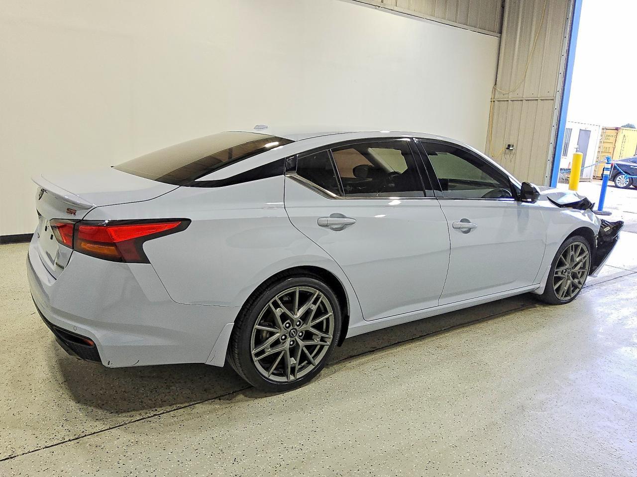 2023 Nissan Altima 2.0 Sr - Image 3
