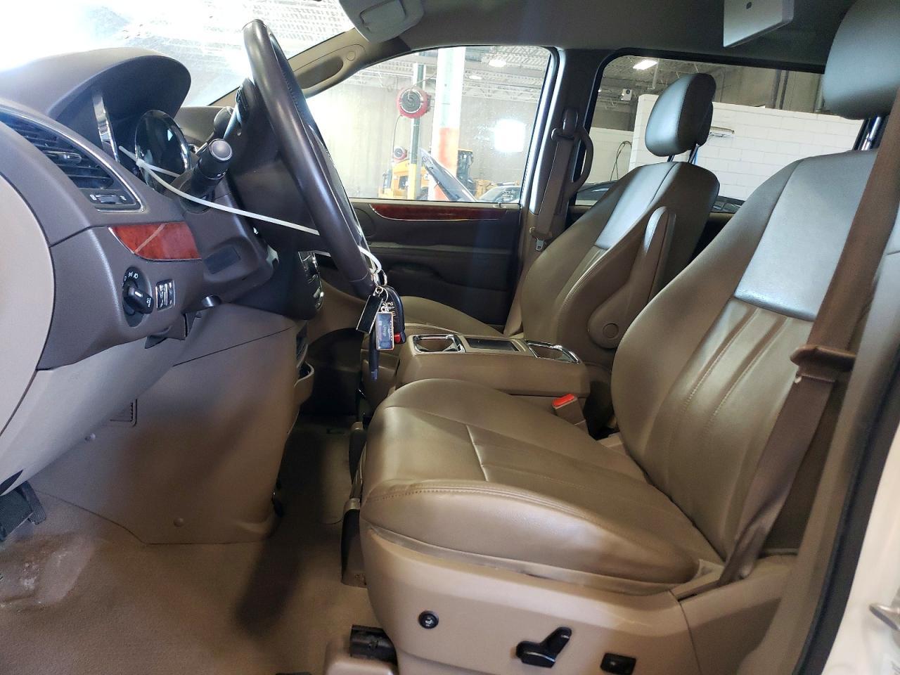 2013 Chrysler Town & Country Touring - Image 7