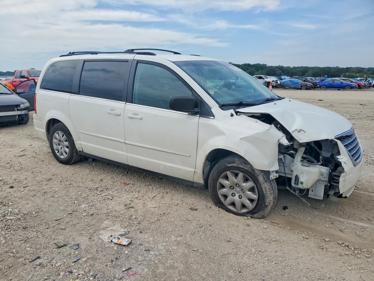 2010 Chrysler Town & Country Lx - Фото 4