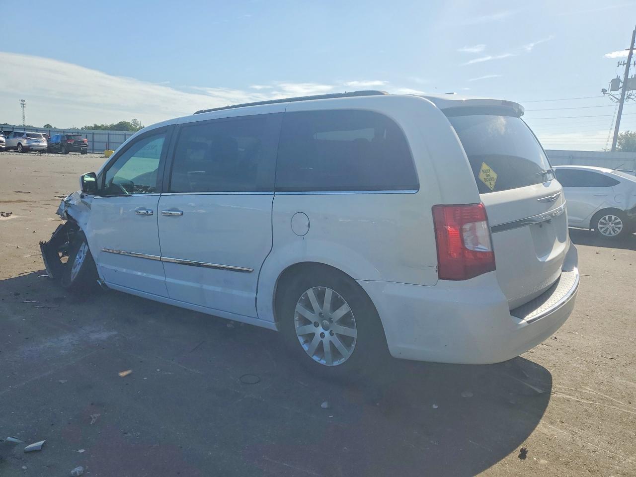 2015 Chrysler Town & Country Touring - Фото 2
