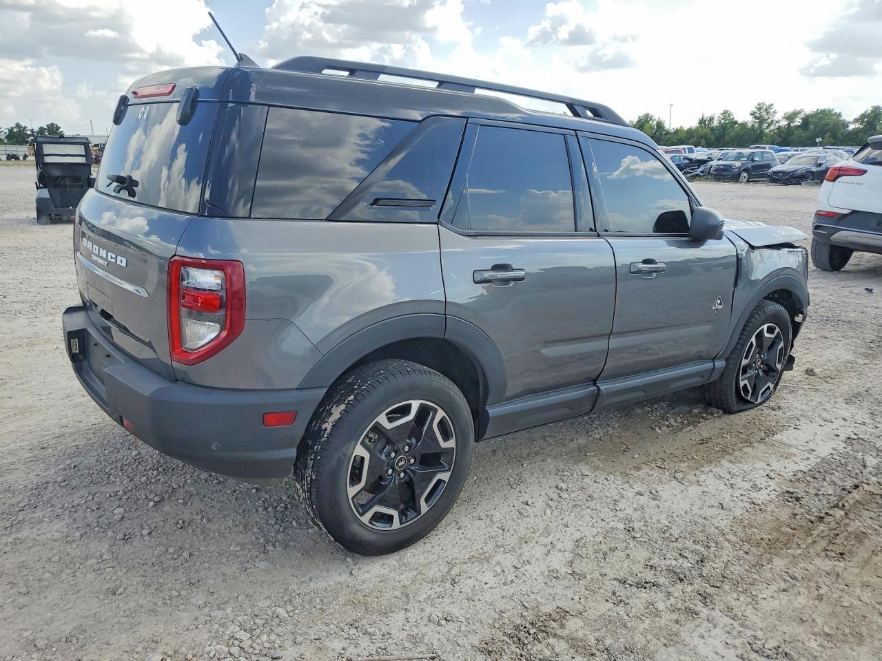 2023 Ford Bronco Sport Outer Banks - Image 3
