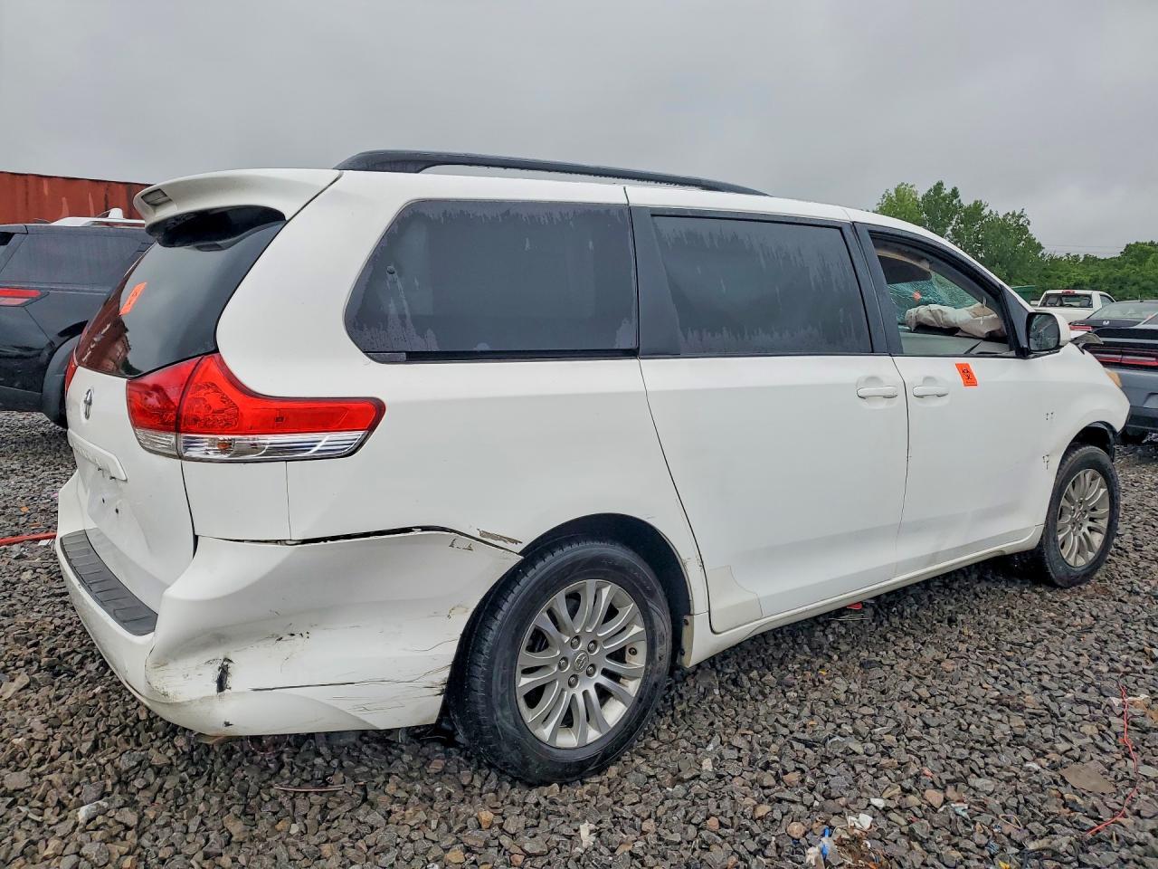 2012 Toyota Sienna Xle 8-Passenger - Image 3