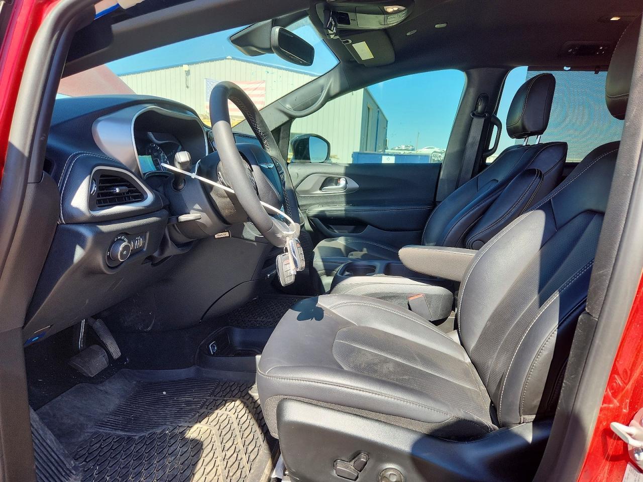 2025 Chrysler Pacifica Select - Image 7