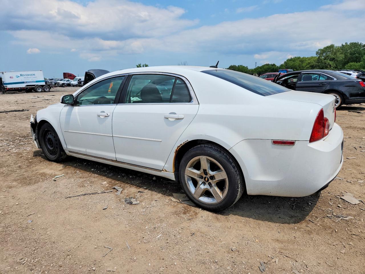 2010 Chev Malibu - Фото 2