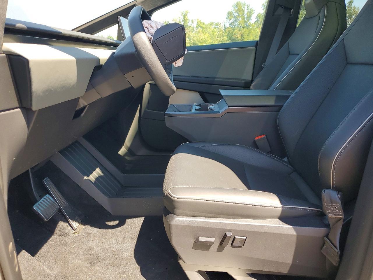 2025 Tesla Cybertruck - Image 7