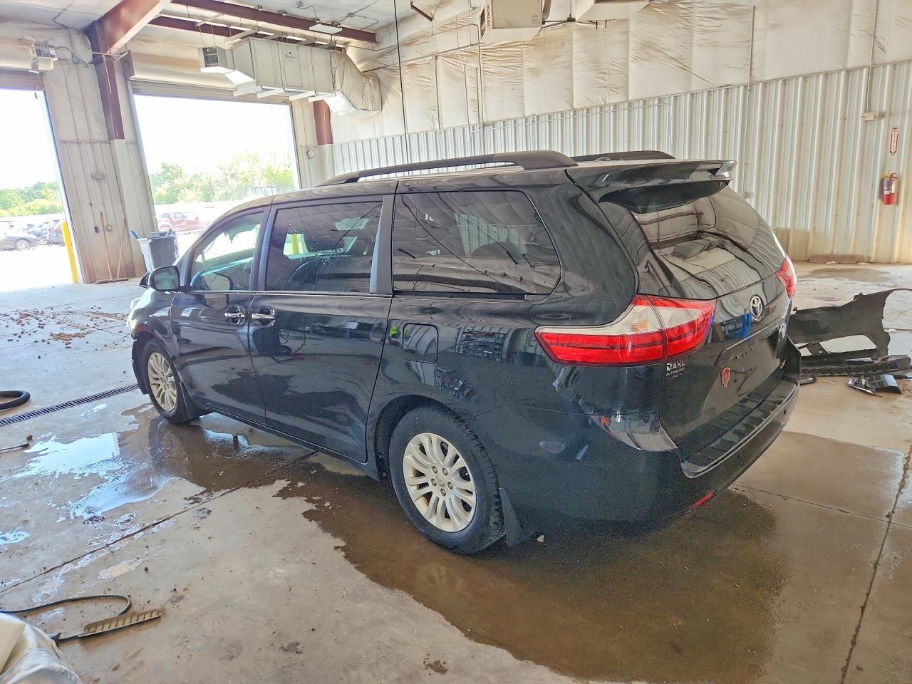 2015 Toyota Sienna Xle 8-Passenger - Фото 2
