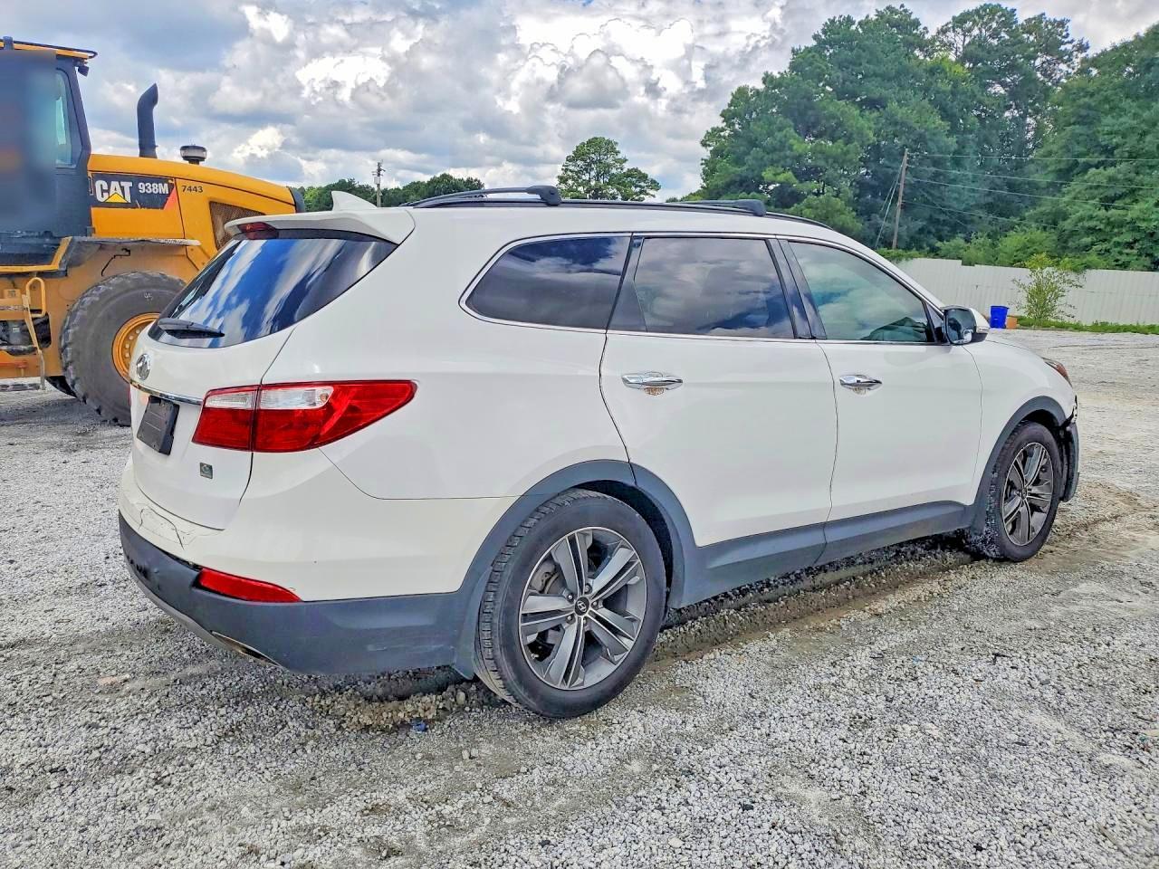 2015 Hyundai Santa Fe Gls - Image 3